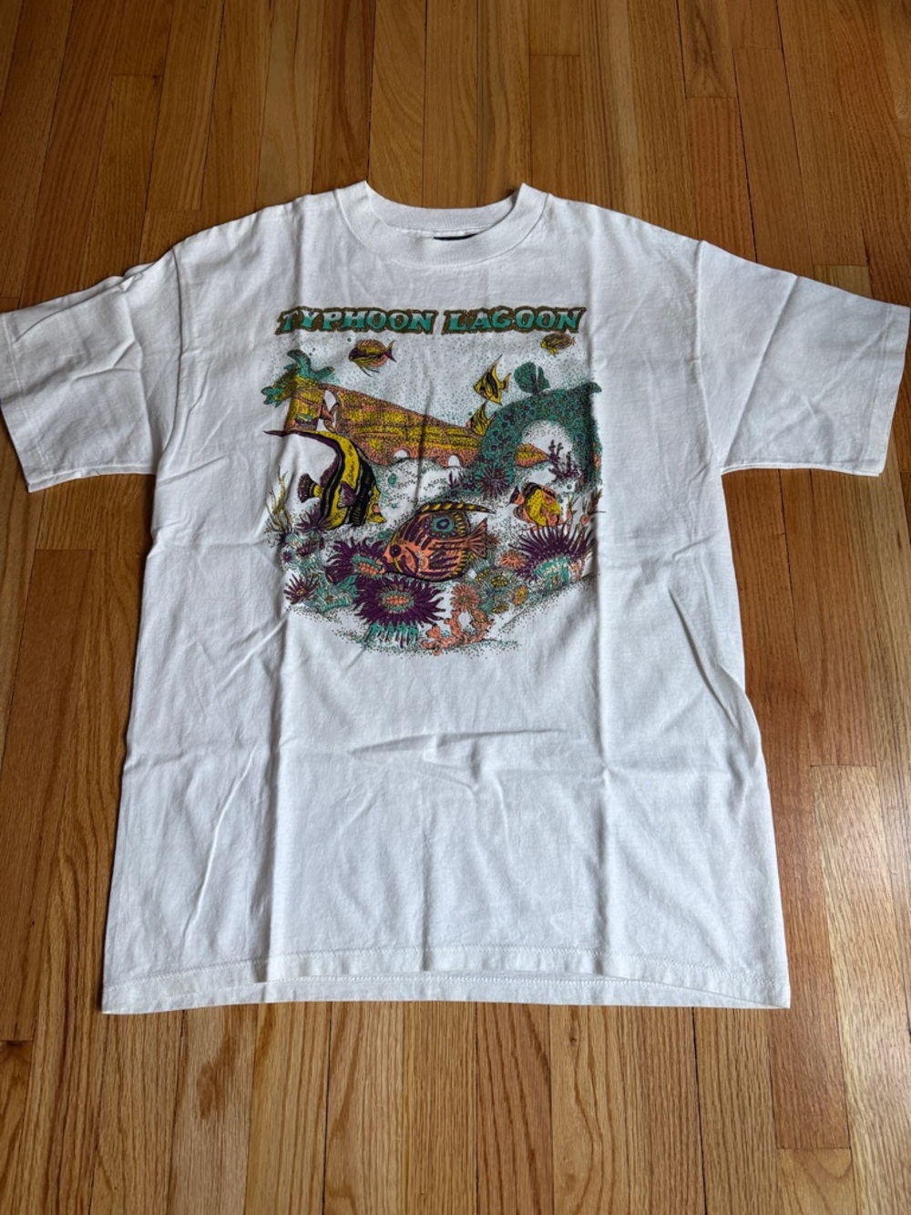 VINTAGE DISNEY TYPHOON LAGOON  Glitter T SHIRT SIZE Large ADULT SIZE